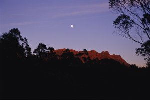 Montagna e luna illuminate dal sole dell'alba