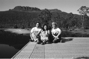 Foto sul molo del lago con un ragazzo coreano