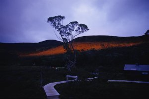 Immagine del sole che al tramonto passa sopra la montagna e illumina quella davanti